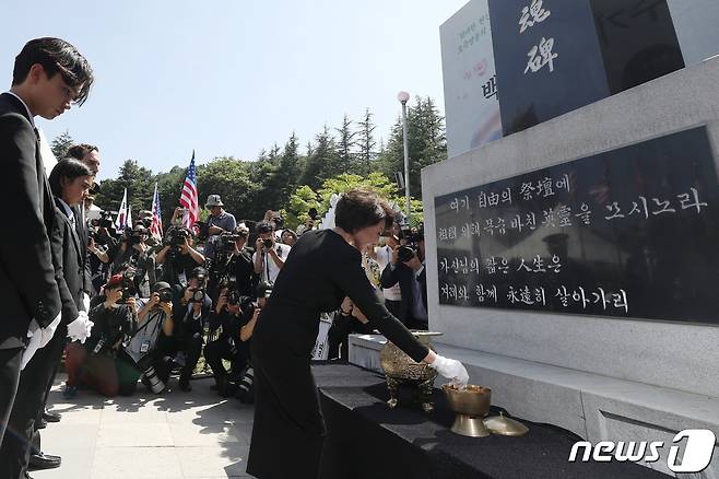 5일 오후 경북 칠곡군 다부동전적기념관에서 열린 고(故) 백선엽 장군 3주기 추모식에서 백 장군 맏딸 백남희씨가 유족대표로 구국용사충혼비에 분향하고 있다. 2023.7.5/뉴스1 ⓒ News1 공정식 기자