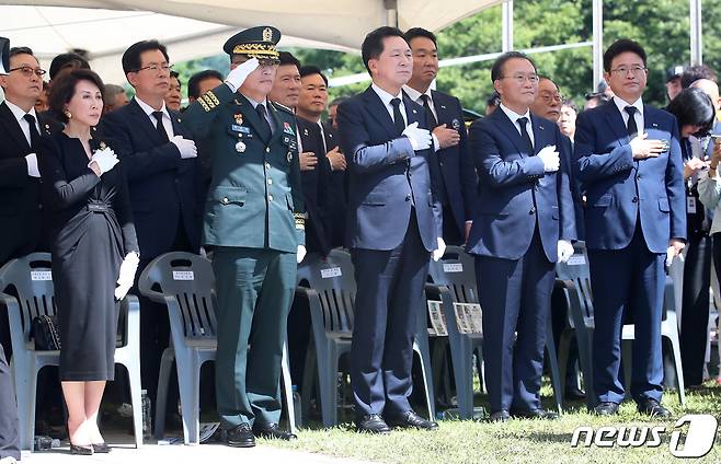 고(故) 백선엽 장군 3주기 추모식이 5일 오후 경북 칠곡군 다부동전적기념관에서 열렸다. 백 장군 장녀 백남희 씨, 박정환 육군참모총장, 김기현 국민의힘 대표, 윤재옥 국민의힘 원내대표, 이철우 경북도지사(앞줄 왼쪽부터)가 국민의례를 하고 있다. 2023.7.5/뉴스1 ⓒ News1 공정식 기자