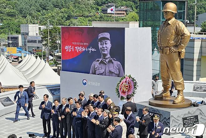 5일 오후 경북 칠곡군 다부동전적기념관에서 고 백선엽 장군의 동상 제막식이 진행되고 있다. 높이 4.2m 너비 1.56m 크기의 백 장군 동상은 동서남북 사방으로 대한민국을 지키고 수호한다는 의미에서 360도 회전할 수 있도록 제작됐다.2023.7.5/뉴스1 ⓒ News1 정우용 기자