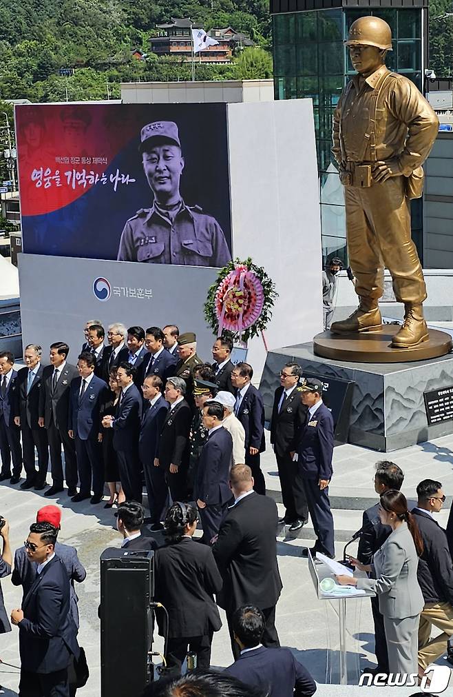 5일 오후 경북 칠곡군 다부동전적기념관에서 고 백선엽 장군의 동상 제막식이 진행되고 있다. 높이 4.2m 너비 1.56m 크기의 백 장군 동상은 동서남북 사방으로 대한민국을 지키고 수호한다는 의미에서 360도 회전할 수 있도록 제작됐다.2023.7.5/뉴스1 ⓒ News1 정우용 기자