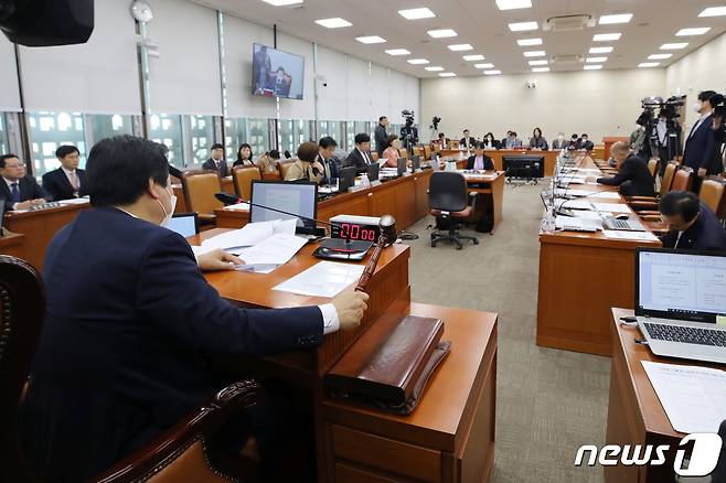 26일 오후 서울 여의도 국회에서 열린 연금개혁특별위원회 전체회의에서 여당 간사인 강기윤 국민의힘 의원이 미국 방문 중인 주호영 위원장을 대신해 개의선언을 하고 있다. 2023.4.26/뉴스1 ⓒ News1 구윤성 기자