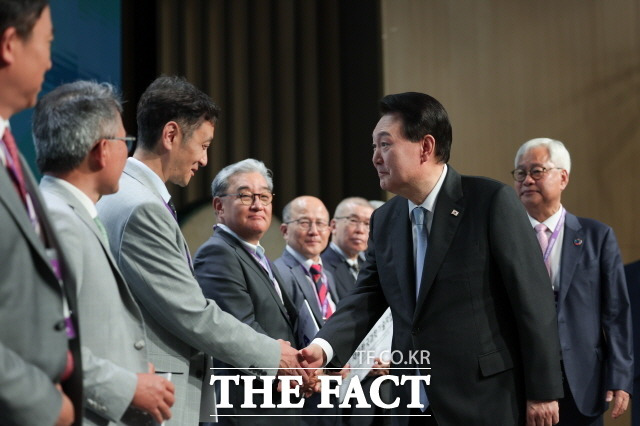 행사에 참석한 이태식 한국과학기술단체총연합회장은 후쿠시마 오염처리수 방류 문제를 언급하며 "객관적 진단과 과학적 소통이 어느 때보다 필요한 시점"이라고 말했다. 서울 강남구 역삼동 한국과학기술회관에서 열린 제1회 세계 한인 과학기술인 대회 개회식에서 참석자들과 인사하고 있는 윤 대통령. /대통령실 제공