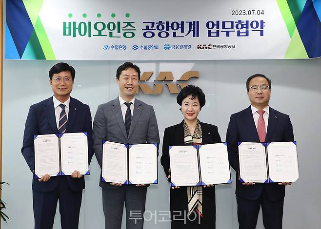 Sh수협은행은 지난 4일, 한국공항공사‧금융결제원과 공동으로 '바이오 인증 공항연계 서비스' 시행에 관한 다자간 업무협약을 체결했다고 밝혔다. 사진은 협약식에 참석한 각 기관 대표들이 협약서에 서명하고 기념촬영을 하는 모습. (왼쪽부터 금융결제원 박종석 원장, KAC 윤형중 사장, 수협은행 강신숙 은행장, 수협중앙회 문진호 금융부대표)