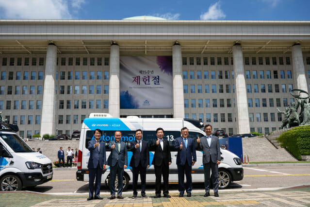 5일(수) 서울 여의도 국회에서 현대차와 국회사무처 관계자들이 '자율주행 로보셔틀' 앞에서 기념사진을 촬영하고 있다. 사진 왼쪽부터 김동욱 현대차 부사장, 김용화 현대차 사장(CTO), 이광재 국회사무총장, 김진표 국회의장, 조경호 의장비서실장, 홍형선 사무차장 (사진=현대자동차)