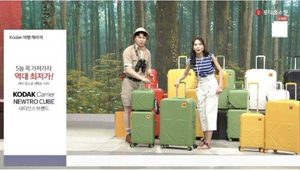 롯데홈쇼핑에서 여행 캐리어 상품을 판매하고 있다. [사진제공=롯데홈쇼핑]