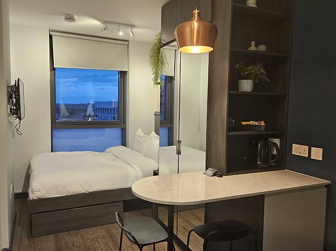 호텔 객실 전경. 더블사이즈 침대와 테이블, 의자 등 각종 가구, 개인 화장실이 모두 최신식이다. /백윤미 기자