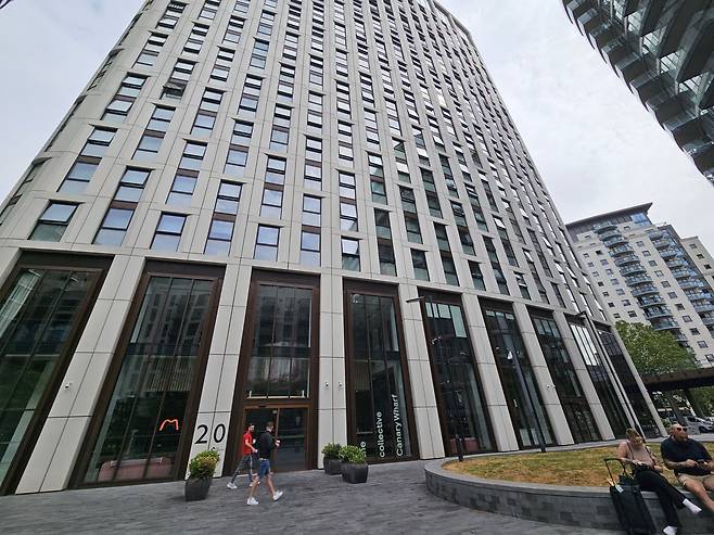 콜렉티브 카나리 워프 지점 전경. 런던의 재개발 지역에 세워진 빌딩이라 이 빌딩뿐만 아니라 인근 건물도 모두 신축이다. 다만 빌딩풍이 심하다는 단점이 있다. /백윤미 기자