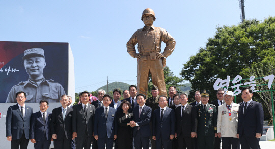 5일 오후 경북 칠곡 다부동 전적 기념관에서 열린 고 백선엽 장군의 동상 제막식에서 박민식 보훈부 장관, 백선엽 장군의 장녀 백남희 여사, 이철우 경북도지사, 이종섭 국방부 장관, 국민의힘 윤재옥 원내대표 등 내빈들이 제막 후 기념 촬영을 하고 있다.  연합뉴스