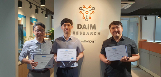 장영재 KAIST 교수(왼쪽부터), 홍상표 박사, 황일회 박사 등이 IEEE TSM 우수논문상을 수상하고 기념촬영을 하고 있다.



KAIST 제공