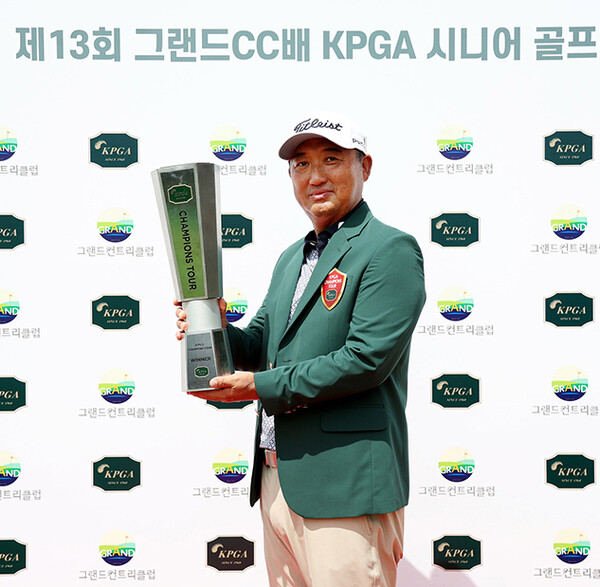 2023년 한국프로골프(KPGA) 챔피언스투어 제13회 그랜드CC배 시니어 골프대회 우승을 차지한 모중경 프로. 사진제공=KPGA