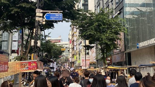 외국인 관광객이 돌아온 북적이는 명동 거리 모습.