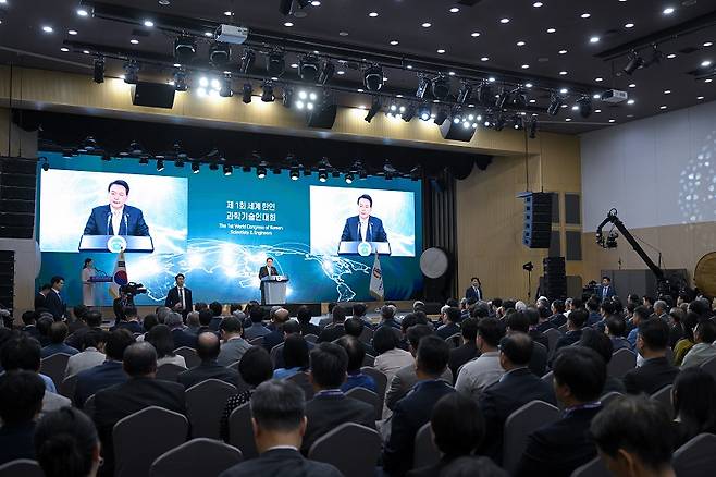 윤석열 대통령이 5일 서울 강남구 역삼동 한국과학기술회관에서 열린 제1회 세계 한인 과학기술인 대회 개회식에서 축사를 하고 있다.(사진=저작권자(c) 연합뉴스, 무단 전재-재배포 금지)