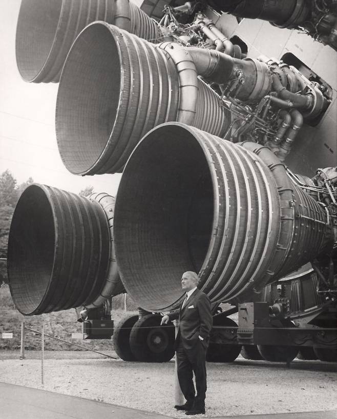 로켓다인 F-1 엔진 5개로 구성된 새턴 5형 로켓의 1단 로켓엔진과 폰 브라운. 출처: NASA