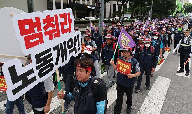 민주노총 조합원들이 총파업 승리 결의대회를 마친 뒤 행진하고 있다. 김경호 선임기자