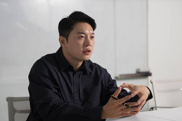 박준홍 핸드허그 대표가 서울 세종대로 한국일보사에서 창작자들의 캐릭터를 상품으로 만들어 판매하는 젤리크루 서비스에 대해 설명하고 있다. 하상윤 기자