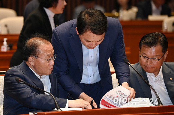 윤재옥 국민의힘 원내대표가 5일 오전 서울 여의도 국회에서 열린 긴급 의원총회에서 성일종 우리바다지키기검증TF 위원장, 이양수 원내수석부대표와 대화를 하고 있다. [사진=곽영래 기자]