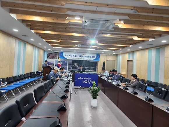 장수계곡축제추진위원회가 임시회를 열어 축제 준비상황을 점감하고 있다 [사진=장수군 ]