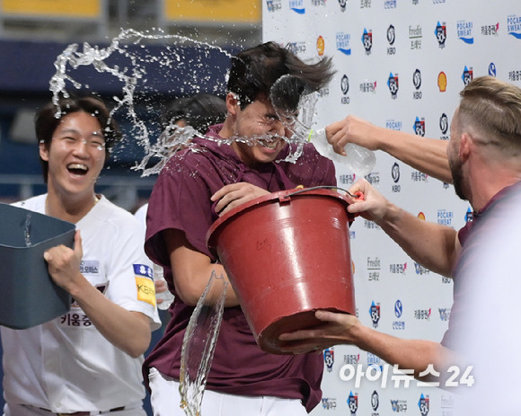 5일 오후 서울 고척스카이돔에서 열린 2023 KBO리그 NC 대 키움 경기가 2:0 키움의 승리로 끝났다. 경기를 승리로 이끈 선발 장재영을 동료들이 물세례로 축하하고 있다. [사진=정소희 기자]