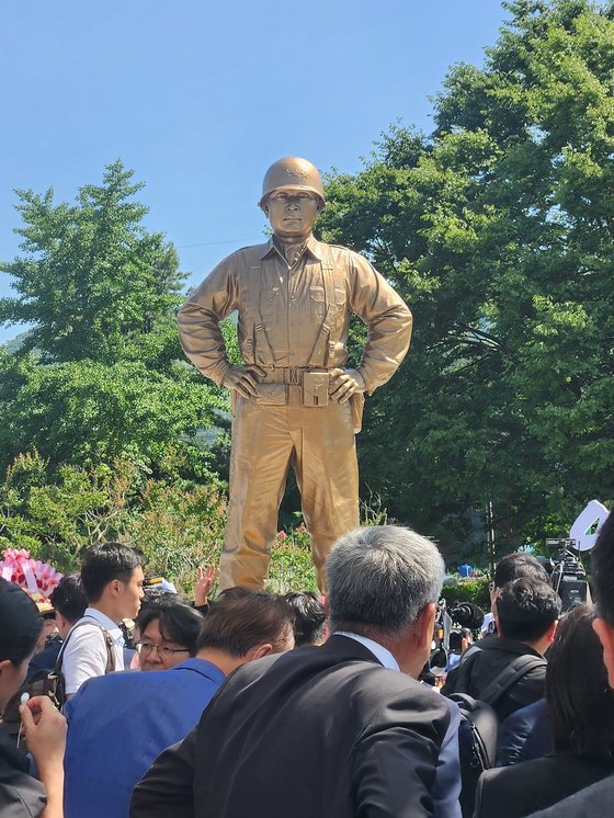 5일 경북 칠곡군 다부동전적기념관에 세워진 백선엽 장군 동상. 김정석 기자