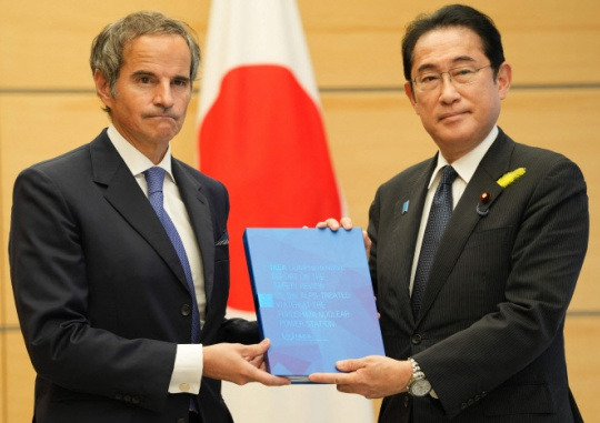 IAEA Director Delivers the Final Report on the Contaminated Water: Rafael Grossi, director-general of the International Atomic Energy Agency (IAEA), delivers the final report on the contaminated water from the Fukushima Daiichi Nuclear Power Plant to Japanese Prime Minister Fumio Kishida at the prime minister’s residence in Tokyo, Japan on July 4. AFP-Yonhap News