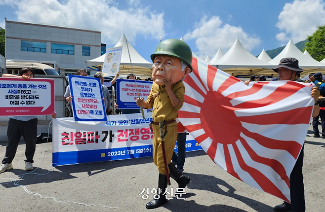 민족문제연구소 구미지역위원회 한 회원이 5일 오후 2시쯤 경북 칠곡군 가산면 다부동전적기념관 정문 앞에서 백선엽 장군의 탈을 쓰고 행진하고 있다. 이들은 “백선엽은 대통령 소속 친일반민족행위진상규명위원회가 선정한 ‘친일반민족행위자 705인’ 중 하나인 국가 공인 친일파”라며 “정부는 가짜 영웅 만들기를 멈춰라”고 주장했다. 김현수 기자