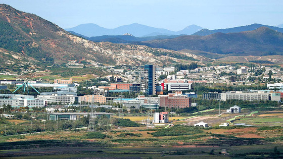 A view of the shuttered Kaesong Industrial Complex at the inter-Korean border from the Dora Observatory in the demilitarized zone (DMZ) in Paju, Gyeonggi, in May. [YONHAP]