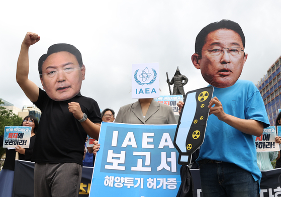 〈YONHAP PHOTO-1414〉 IAEA 최종보고서 규탄 기자회견   (서울=연합뉴스) 김성민 기자 = 5일 오전 서울 종로구 광화문광장에서 일본방사성오염수해양투기저지공동행동이 연 'IAEA 최종보고서 발표 대응 기자회견'에서 참가자들이 오염수 방류와 관련된 IAEA 보고서를 규탄하는 퍼포먼스를 진행하고 있다. 2023.7.5   ksm7976@yna.co.kr/2023-07-05 11:06:25/ 〈저작권자 ⓒ 1980-2023 ㈜연합뉴스. 무단 전재 재배포 금지.〉