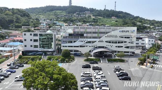 완도군이 정주 여건 개선을 통해 청년 인구의 안정적인 정착과 지역 활력 증진을 목표로 전남도가 주관한 ‘2024년 청년 공공 임대주택 건립’ 공모 사업에 최종 선정돼 사업비 150억 원을 확보했다. 사진=완도군