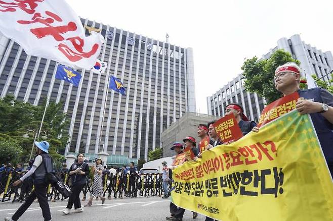 전국민주노동조합총연맹(민주노총) 조합원들이 5일 오후 서울 서대문구 경찰청 앞에서 열린 민주노총 서울지역 총파업 승리 결의대회를 마친 뒤 서울 시청을 향해 행진 하고 있다.