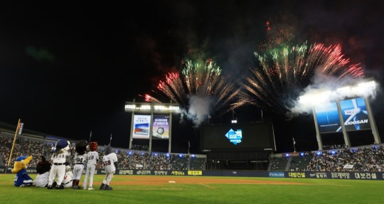 2022년 7월 16일 서울 잠실야구장에서 열린 '2022 신한은행 SOL KBO 올스타전' 드림올스타 대 나눔올스타의 경기. KBO리그 출범 40주년을 축하하는 폭죽이 터지고 있다. [사진=연합뉴스]