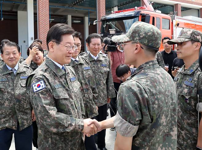 이재명 더불어민주당 대표가 지난 6월 23일 강릉산불 당시 진압 지원에 나섰던 공군 제18전투비행단을 방문, 장병들을 격려하고 있다. / 사진=연합뉴스