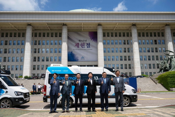 5일(수) 서울 여의도 국회에서 현대차와 국회사무처 관계자들이 ‘자율주행 로보셔틀’ 앞에서 기념사진을 촬영하고 있다. 사진 왼쪽부터 김동욱 현대차 부사장, 김용화 현대차 사장(CTO), 이광재 국회사무총장, 김진표 국회의장, 조경호 의장비서실장, 홍형선 사무차장 [사진제공=현대차]