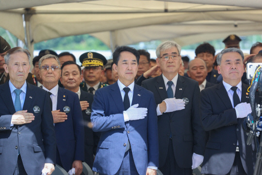 박민식(가운데) 국가보훈부 장관이 5일 오후 경북 칠곡군 다부동전적기념관에서 열린 고백선엽장군 3주기 추모식에서 이종섭(오른쪽) 국방부장관, 김관진(왼쪽) 백선엽기념재단 이사장 등 주요내빈과 함께 국민의례를 하고 있다. 국가보훈부 제공