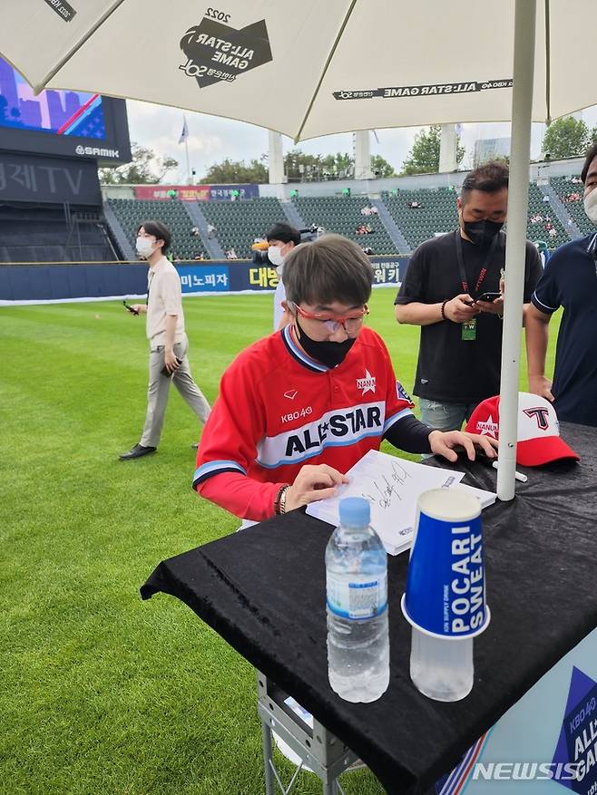 [서울=뉴시스] 김희준 기자 = 2022 KBO 올스타전 팬사인회 나선 KIA 타이거즈의 양현종. 2022.07.16 jinxijun@newsis.com