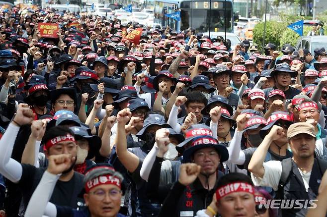 [서울=뉴시스] 조성봉 기자= 5일 오후 서울 서대문구 경찰청 앞에서 열린 ‘노동·민생·민주·평화 파괴 윤석열 정권 퇴진! 민주노총 세종·충남본부, 서울지역본부 총파업 결의대회에서 참가자들이 구호를 외치고 있다. 2023.07.05. suncho21@newsis.com