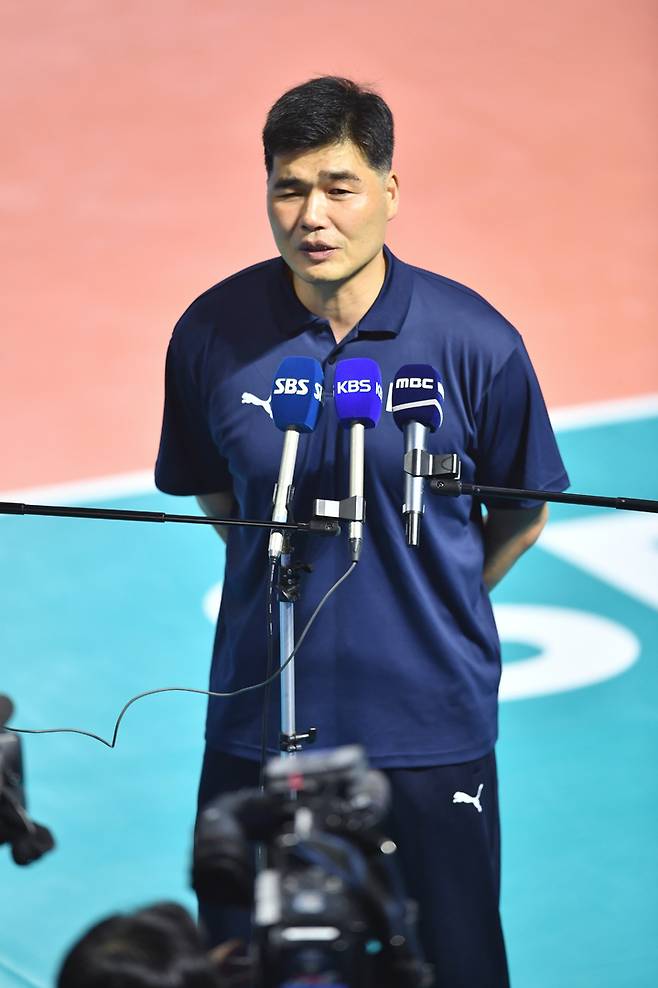 [서울=뉴시스] 지난 28일 서울 잠실 실내체육관에서 열린 2022 국제배구연맹(FIVB) 발리볼챌린저컵 한국과 호주의 경기에서 임도헌 한국 남자 배구 감독이 인터뷰를 하고 있다. (사진=대한민국배구협회 제공) 2022.07.29. newsis@photo.com *재판매 및 DB 금지