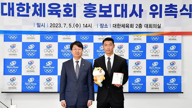 [서울=뉴시스] 윤성욱 대한체육회 사무총장이 5일 서울 송파구 대한체육회에서 축구 국가대표 황희찬 선수(울버햄튼 원더러스 FC)에게 홍보대사 위촉장을 전달한 뒤 기념촬영 하고 있다. (사진=대한체육회 제공) 2023.07.05. photo@newsis.com *재판매 및 DB 금지