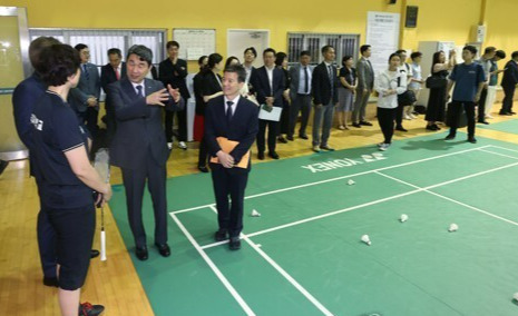 6월20일 서울 송파구 한국체육대학교에서 열린 '학교체육 및 늘봄학교 지원을 위한 업무협약식'에 참석한 이주호 사회부총리 겸 교육부 장관이 배드민턴 수업을 참관했다. 연합뉴스