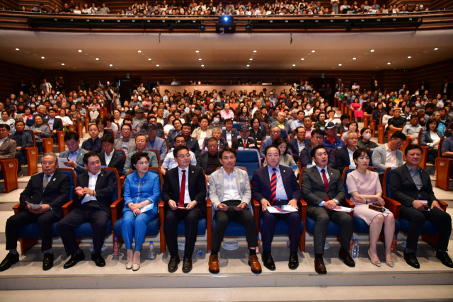 ▲속초시)는 5일 속초문화예술회관 대공연장에서 김진태 도지사를 비롯해 이병선 시장과, 도·시의회 의원, 관내기관 사회단체장 등 각계각층의 시민 550여명을 초청한 가운데 '강원특별자치시대' 미래 100년의 초대 행사를 개최했다. ⓒ속초시