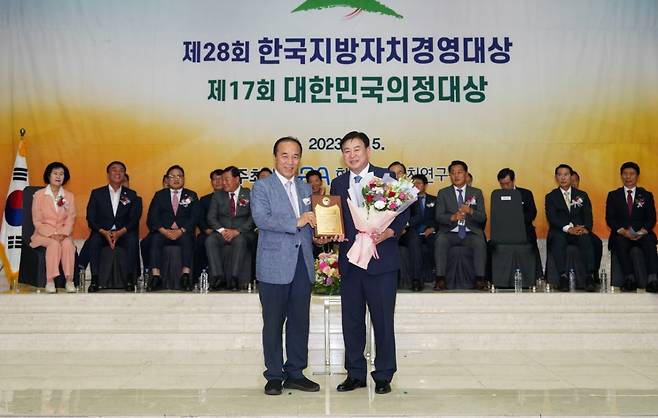 영광군이 5일 한국지방자치경영대상 시상식에서 복지보건대상을 수상했다. 사진 우측 강종만 영광군수. 사진제공ㅣ영광군