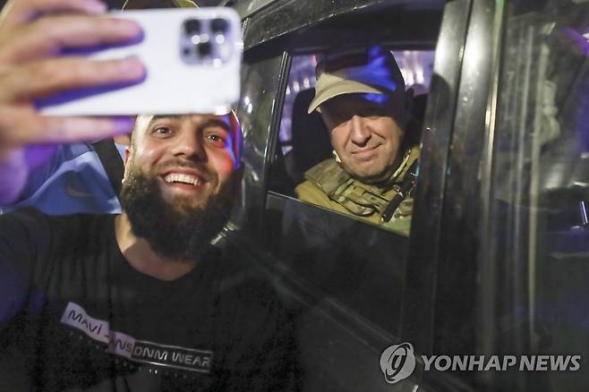 반란 중단 후 철수 과정에서 러시아 시민과 사진을 찍는 예브고니 프리고진 [AP 연합뉴스 자료사진]