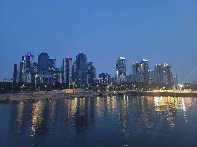 반포 '대장주' 아파트는 어디일까? 좌측은 래미안 원베일리, 우측은 아크로리버파크. 
[촬영 연합뉴스 서미숙. 재판매 및 DB 금지]