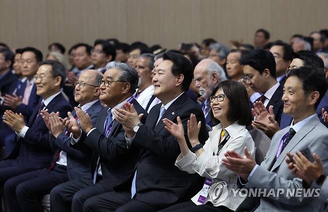 세계 한인 과학기술인 대회 개회식 참석한 윤 대통령 (서울=연합뉴스) 임헌정 기자 = 윤석열 대통령이 5일 서울 강남구 역삼동 한국과학기술회관에서 열린 제1회 세계 한인 과학기술인 대회 개회식에서 박수치고 있다. 2023.7.5 kane@yna.co.kr