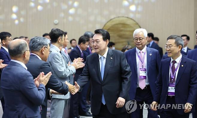 세계 한인 과학기술인 대회 개회식 참석한 윤 대통령 (서울=연합뉴스) 임헌정 기자 = 윤석열 대통령이 5일 서울 강남구 역삼동 한국과학기술회관에서 열린 제1회 세계 한인 과학기술인 대회 개회식에서 참석자들과 인사하고 있다. 2023.7.5 kane@yna.co.kr