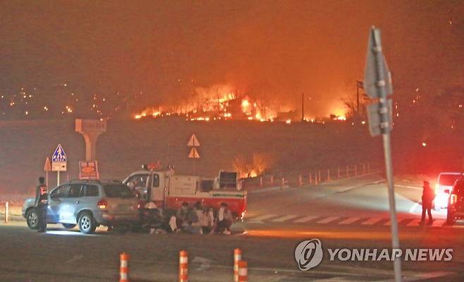 확산하는 고성 산불 [연합뉴스 자료사진]