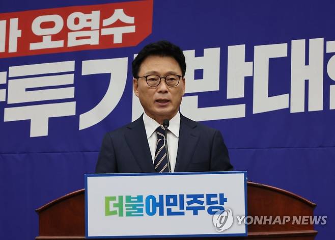 발언하는 박광온 (서울=연합뉴스) 이정훈 기자 = 더불어민주당 박광온 원내대표가 5일 오전 국회에서 열린 긴급 의원총회에서 발언하고 있다. 2023.7.5 uwg806@yna.co.kr