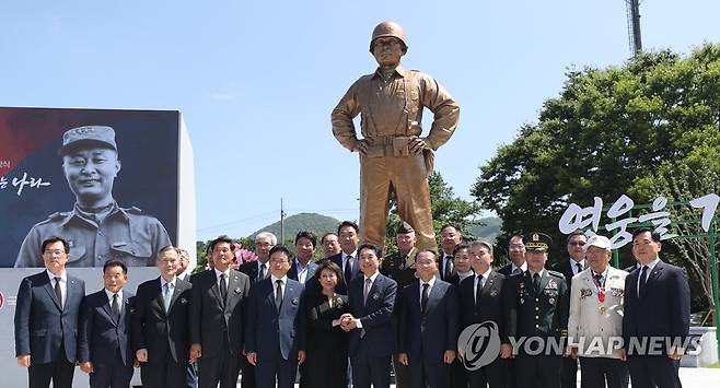 모습 드러낸 백선엽 장군 동상 (칠곡=연합뉴스) 윤관식 기자 = 5일 오후 경북 칠곡 다부동 전적 기념관에서 열린 고 백선엽 장군의 동상 제막식에서 박민식 보훈부 장관, 백선엽 장군의 장녀 백남희 여사, 이철우 경북도지사, 이종섭 국방부 장관, 국민의힘 윤재옥 원내대표 등 내빈들이 제막 후 기념 촬영을 하고 있다. 2023.7.5 psik@yna.co.kr