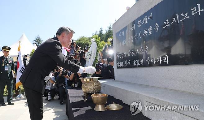 분향하는 이종섭 국방부 장관 (칠곡=연합뉴스) 윤관식 기자 = 이종섭 국방부 장관이 5일 오후 경북 칠곡군 다부동 전적기념관에서 열린 '고 백선엽 대장 3주기 추모식'에서 분향하고 있다. 2023.7.5 psik@yna.co.kr