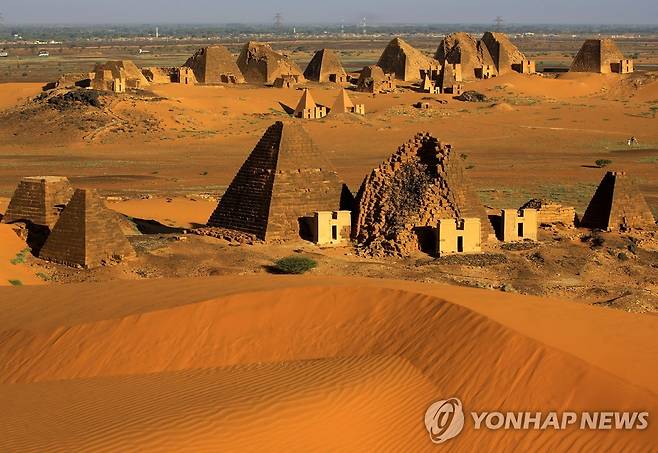 수단 리버나일주 메로에 피라미드의 왕족 무덤들 [로이터 연합뉴스 자료사진. 재판매 및 DB 금지]