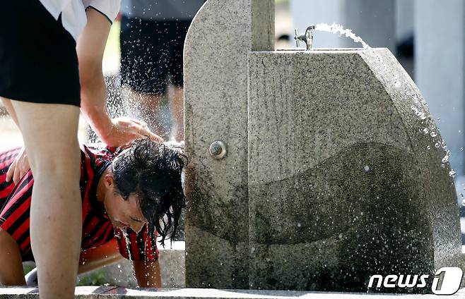 전국 대부분 지역에 무더위가 기승을 부린 5일 광주 북구 일곡 제1근린공원 축구장에서 학생들이 운동을 마치고 수돗가에서 더위를 식히고 있다.(광주 북구 제공) 2023.7.5/뉴스1